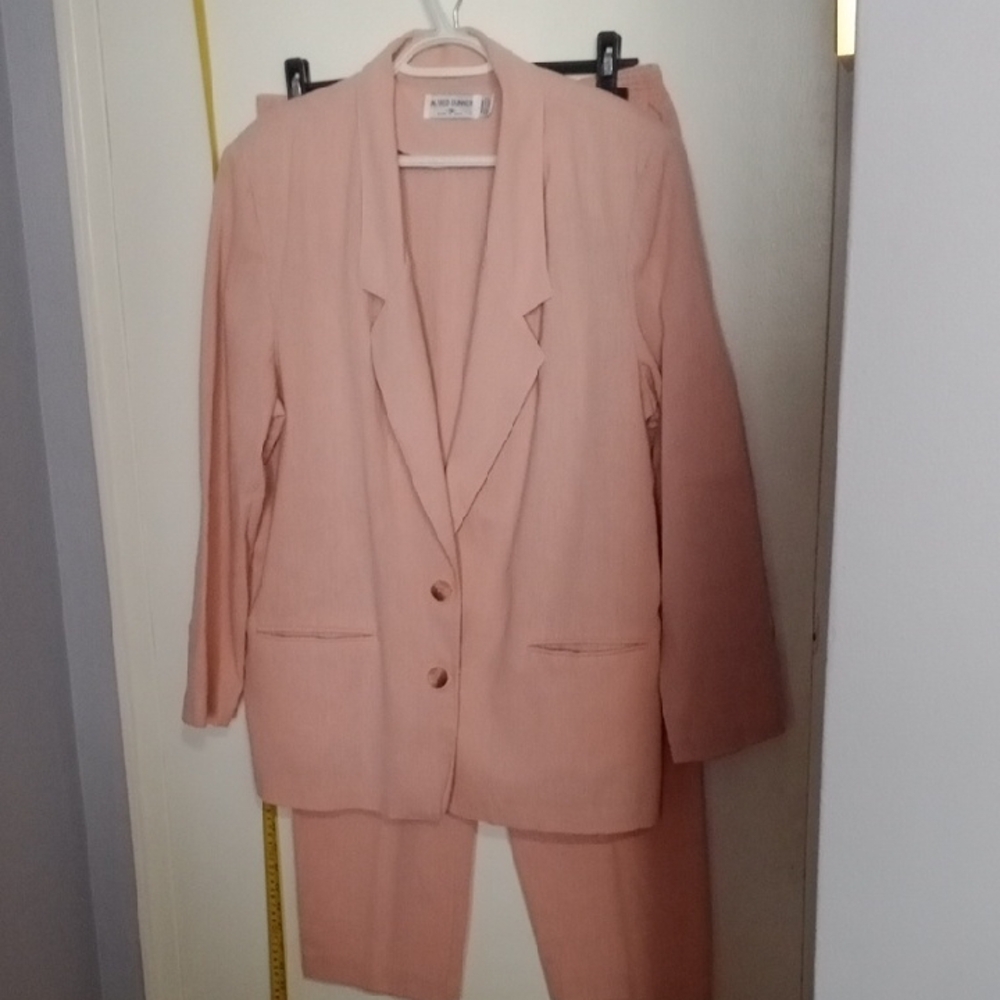 Vintage.Alfred Dunner Pink Pantsuit with Modern Silhouette